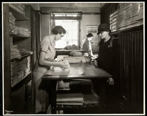 Joven envolviendo materiales de tela para que una trabajadora a domicilio los lleve, en la Asociación de Nueva York para Ciegos, 111 East 59th Street, Nueva York, 1931